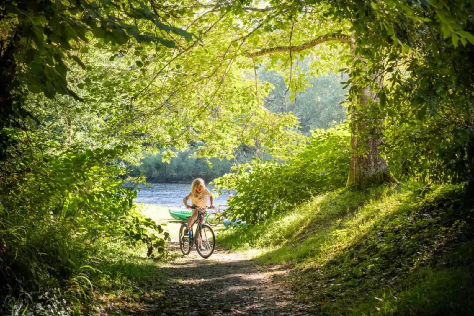 Altillac - La Rivière-Areas within 20km in summer
