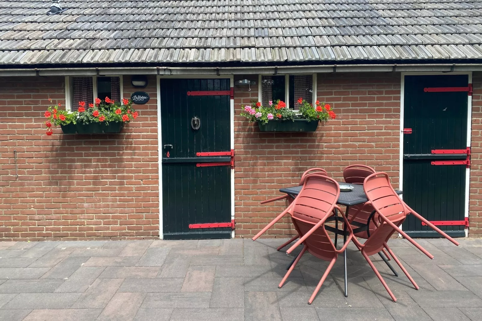 De Hofstede-Exterior in summer