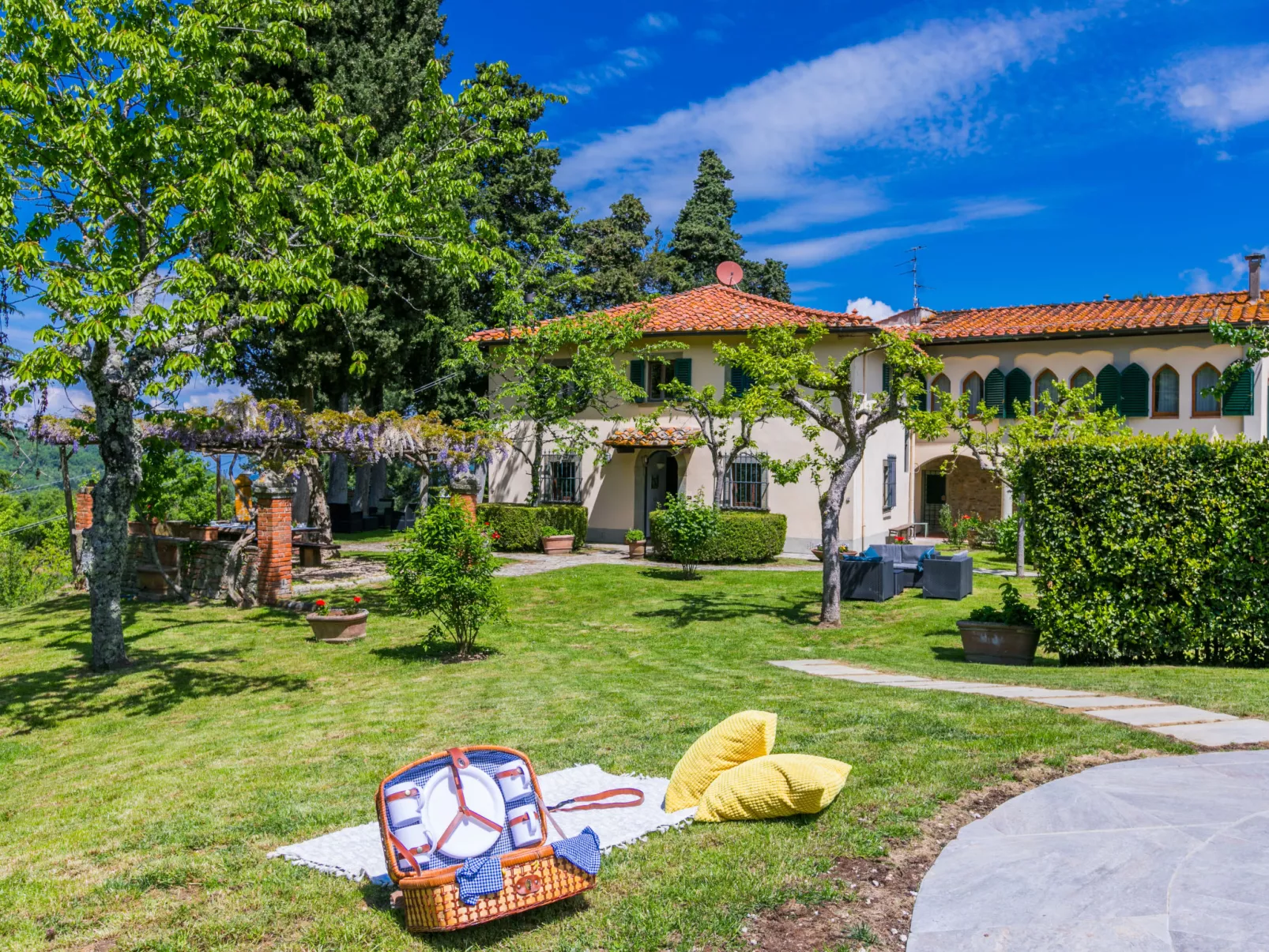 Borgo Castagnoli-Outside