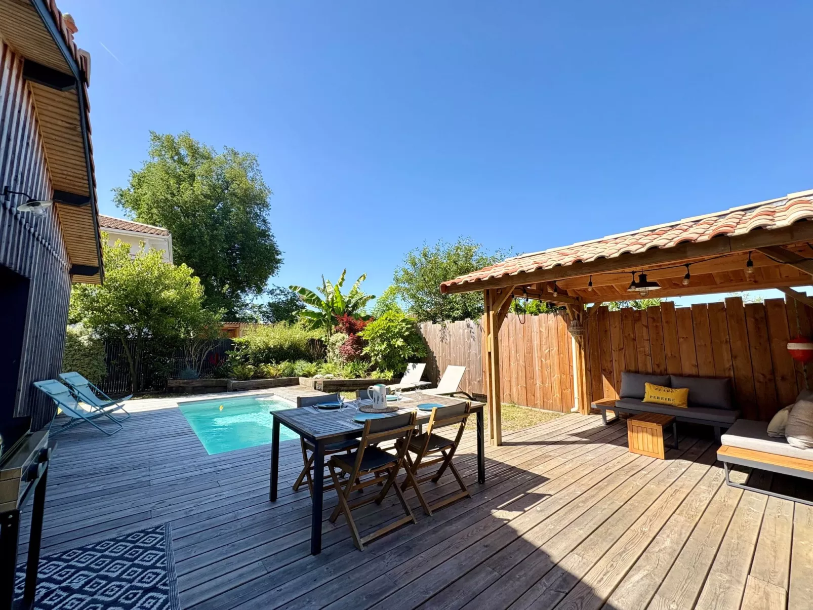 La Belle Testerine-Outside