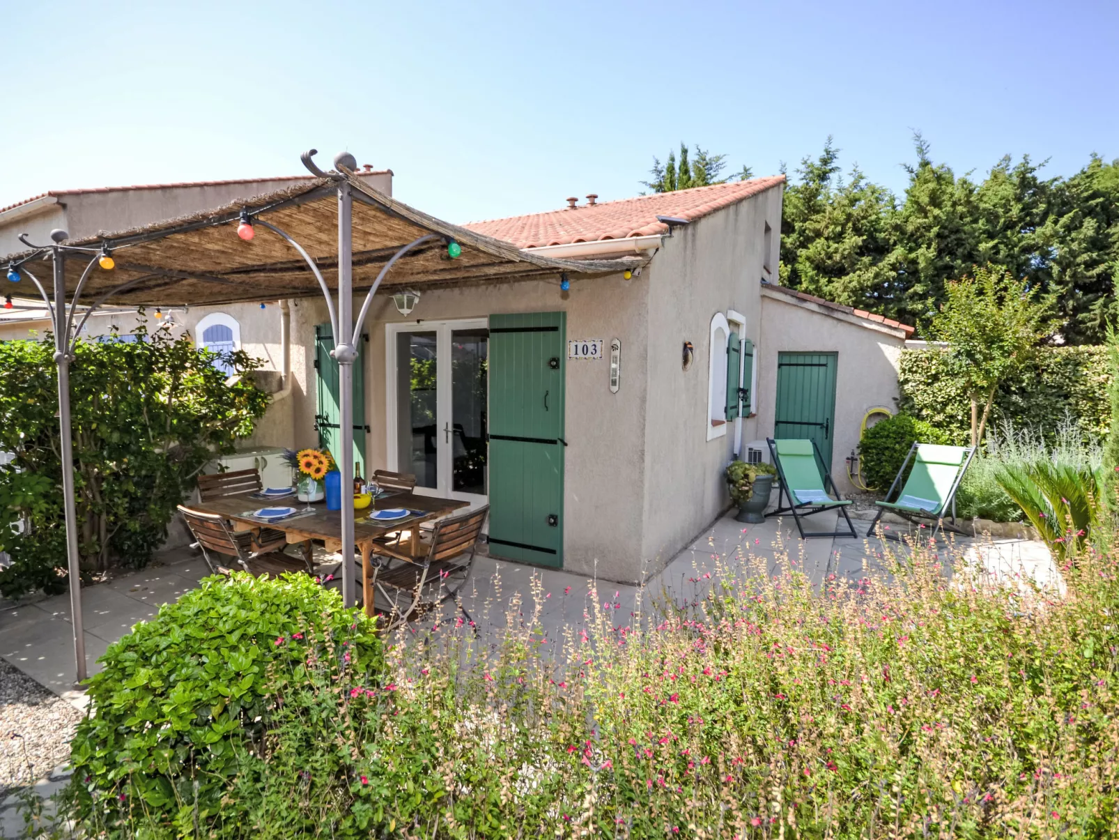 Val d'Alpilles-Outside