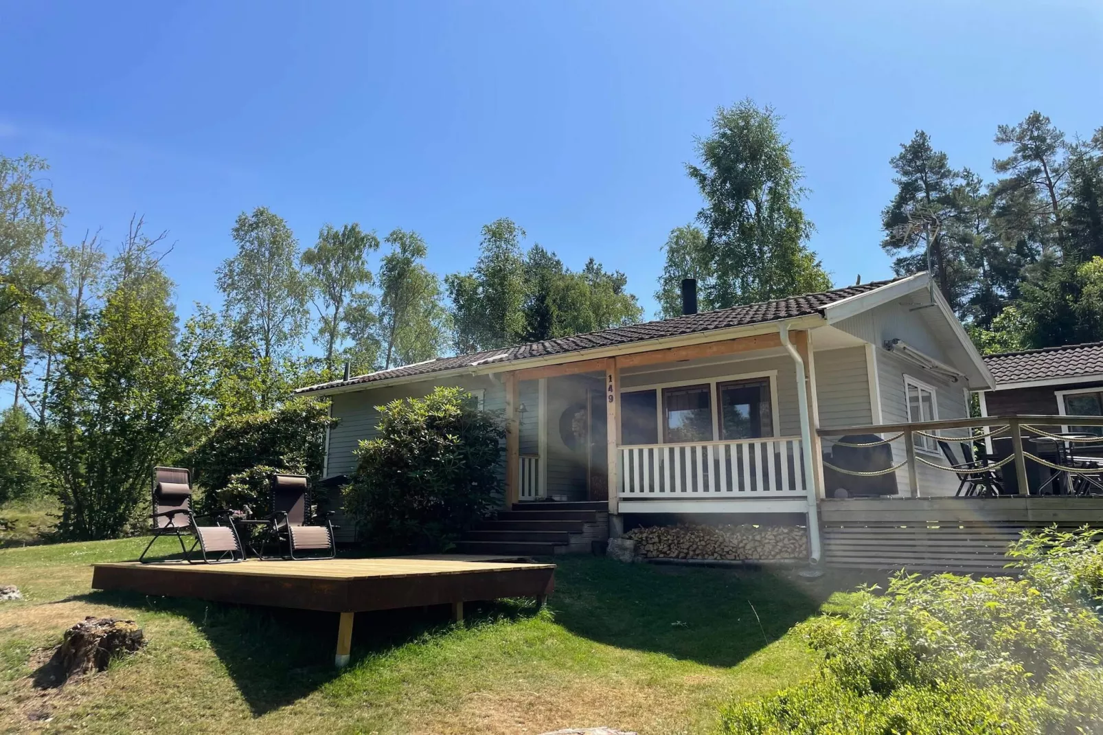 Bright Holiday House by the Lake