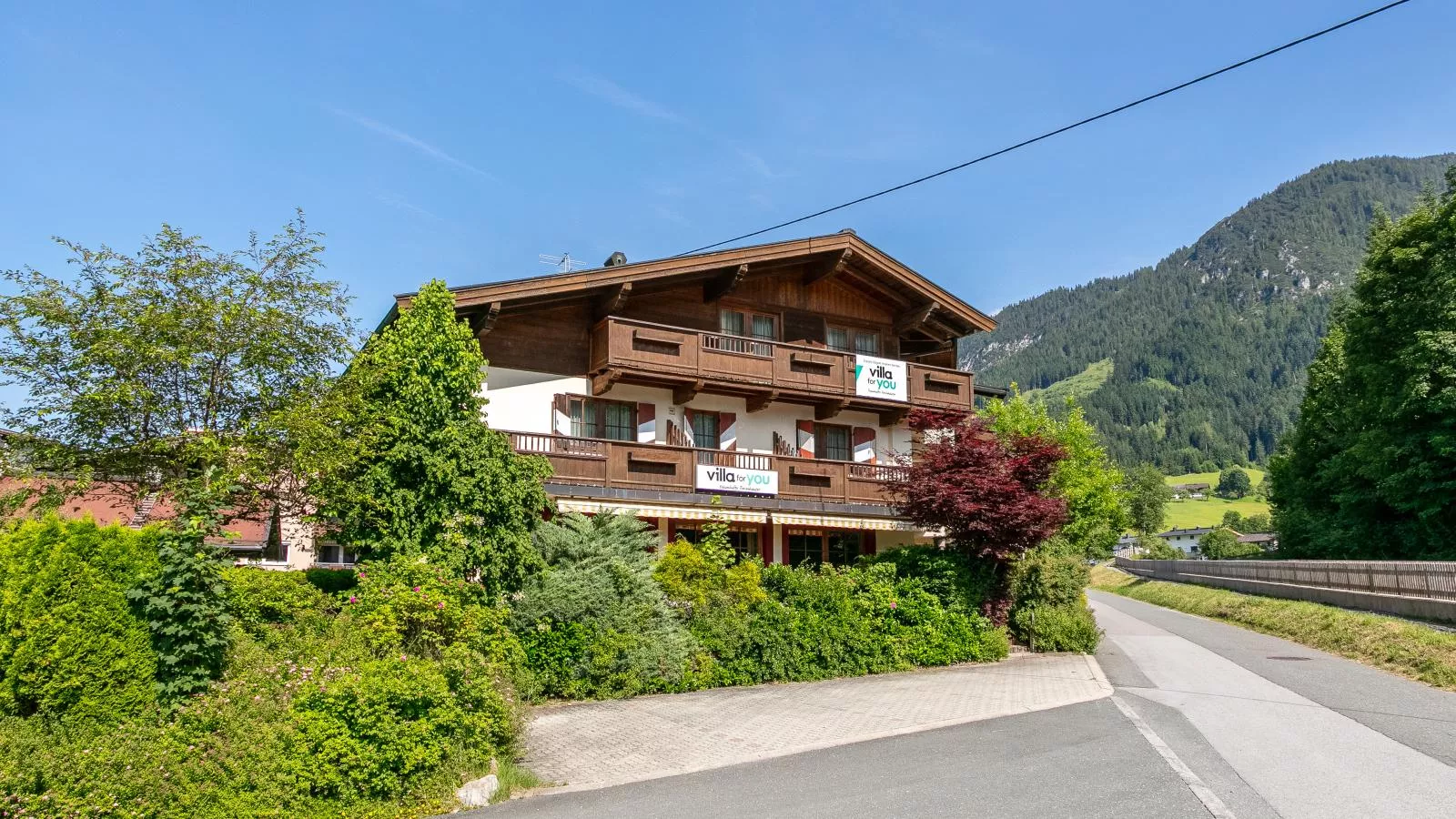 Oberleitner L-Außenbereich Sommer