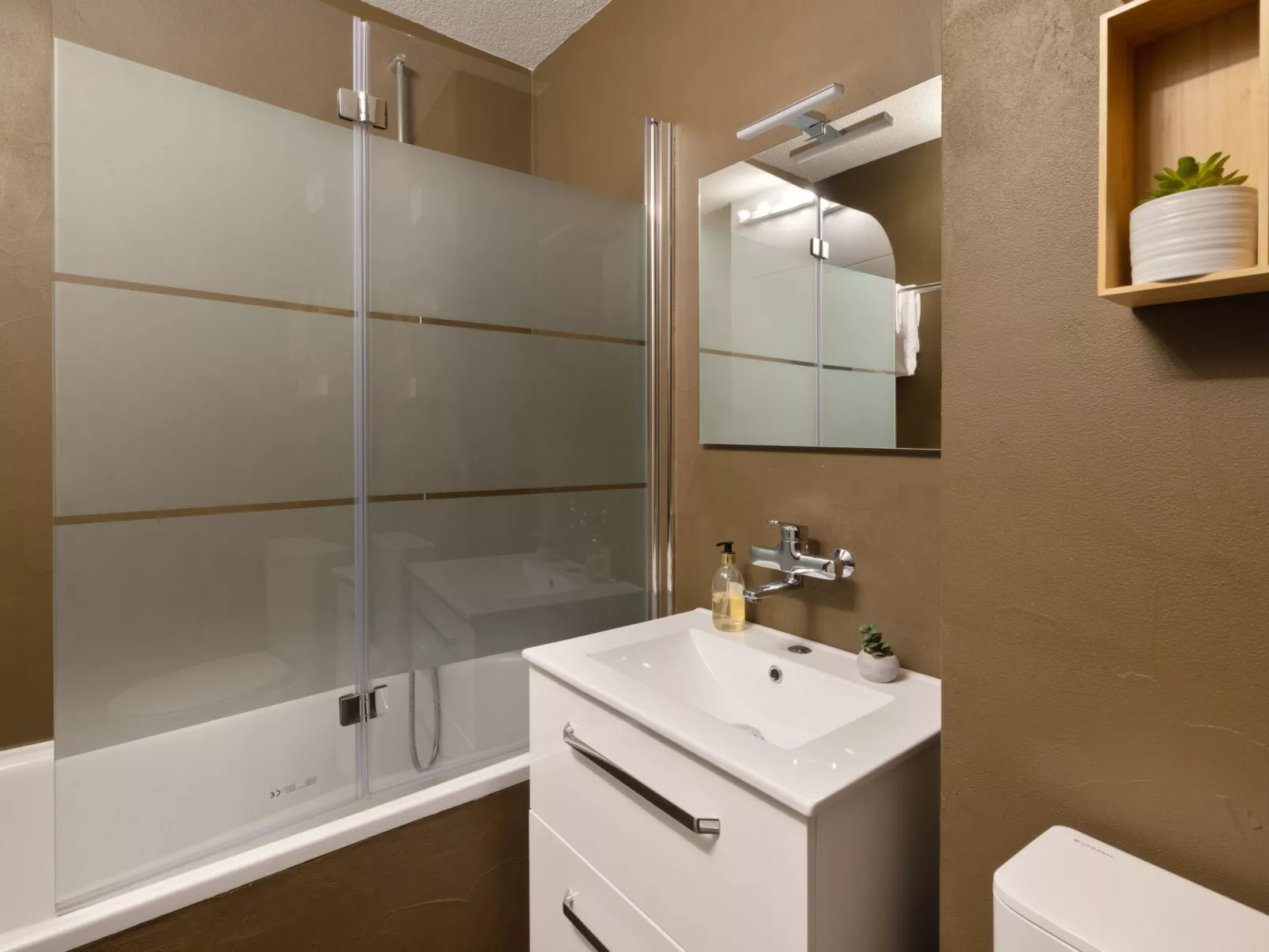 Verbena Apt 4-Inside