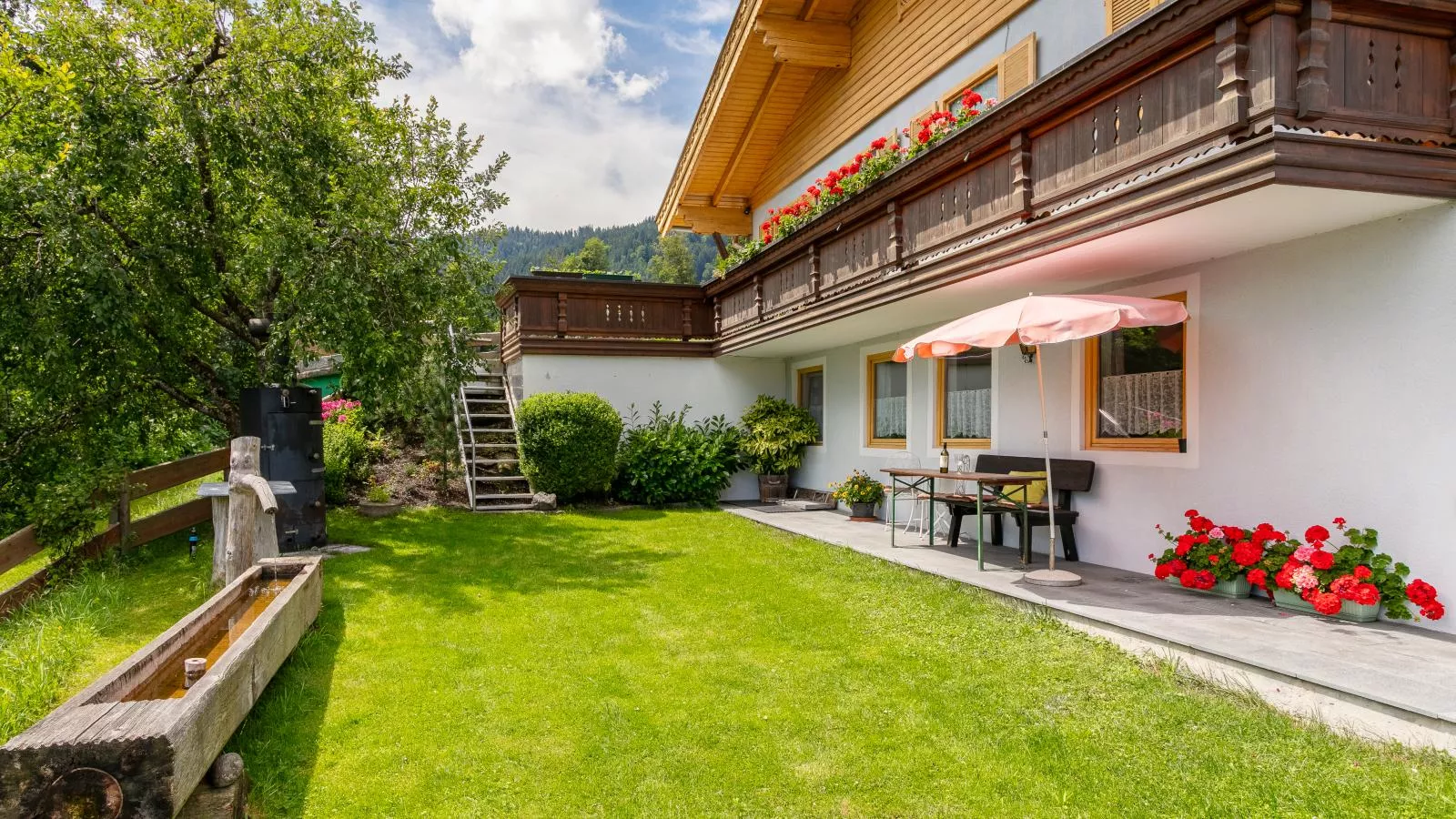 Schöne Aussicht-Exterior in summer