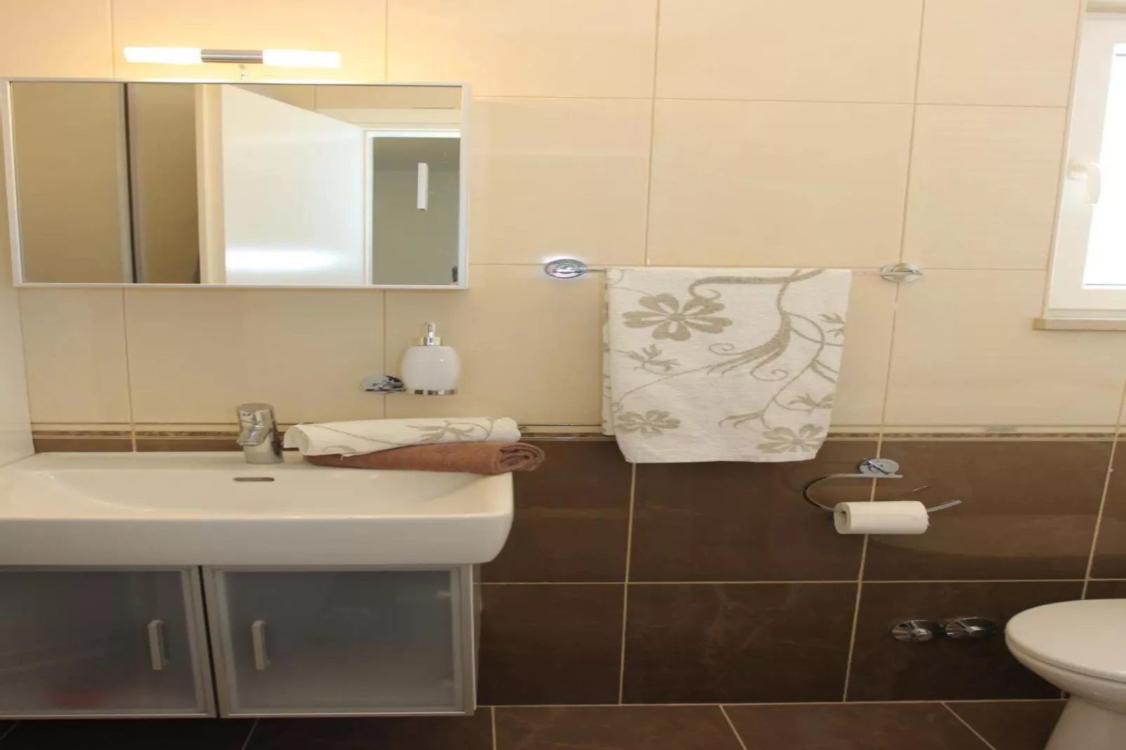 Holiday House Pine Tree - Three Bedroom Holiday Home with Pool-Bathroom