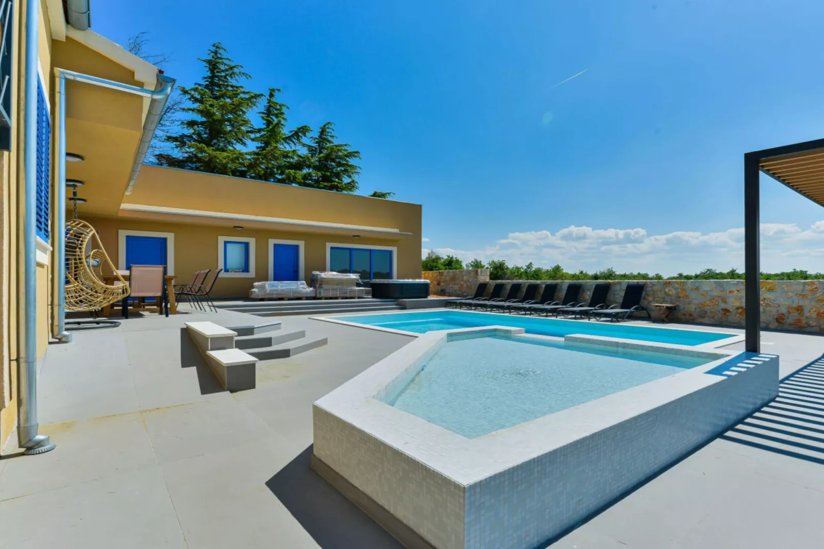 429433-Swimming pool