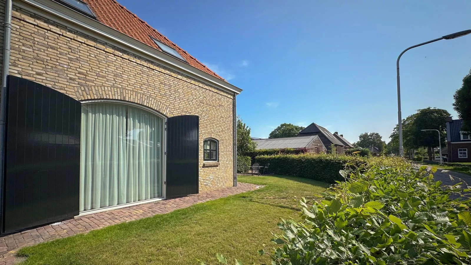 Dorsvloer-Exterior in summer
