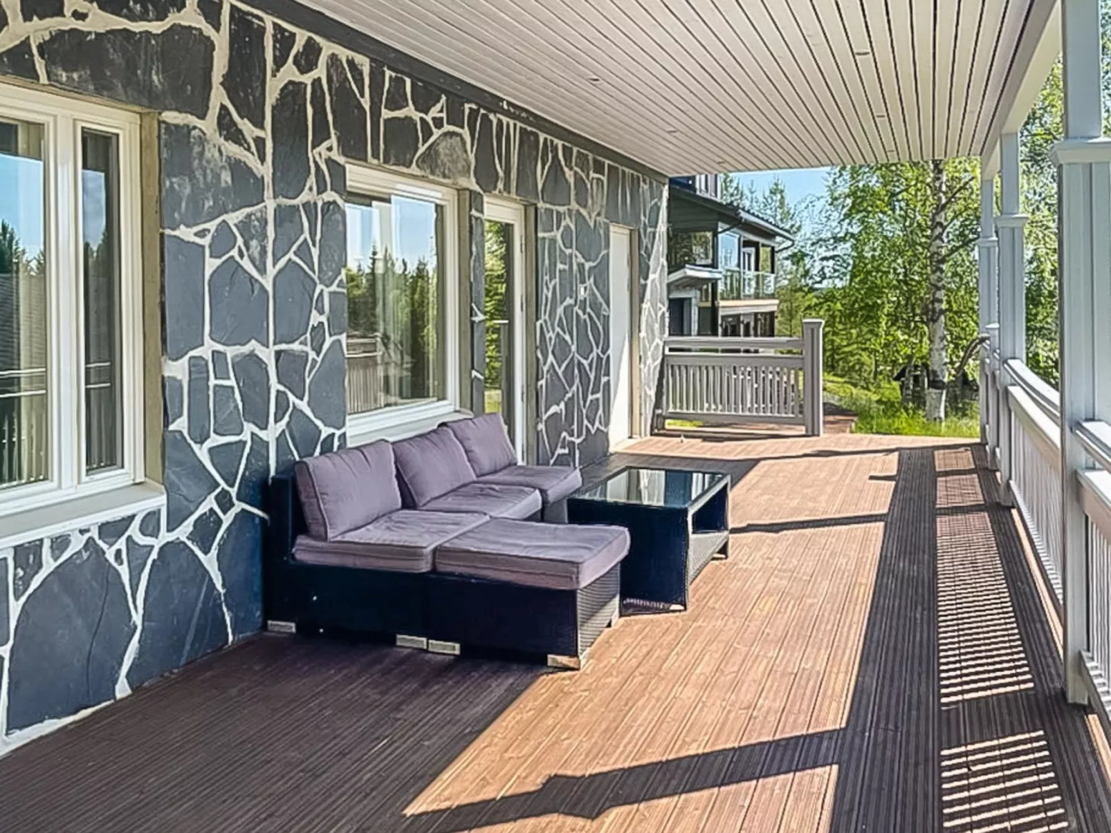 Saaruan aurinko-Drinnen