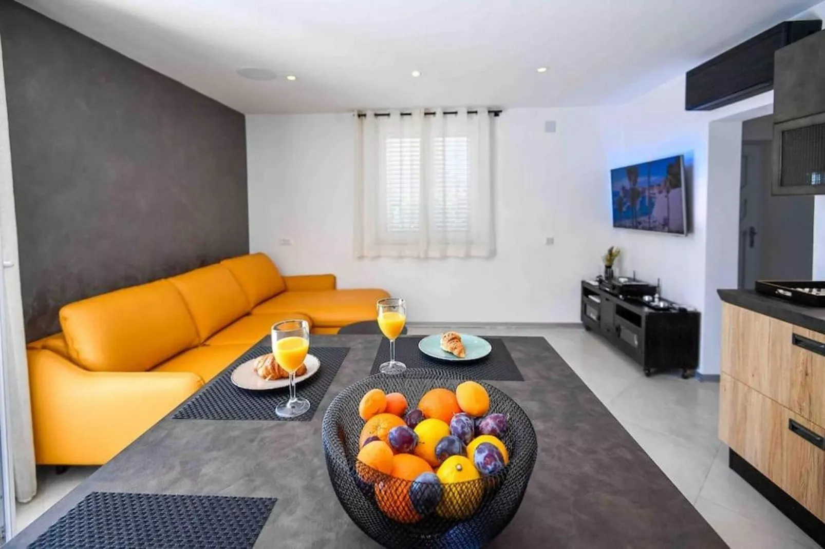 Buena Vista - Two Bedroom Holiday Home with Swimming pool