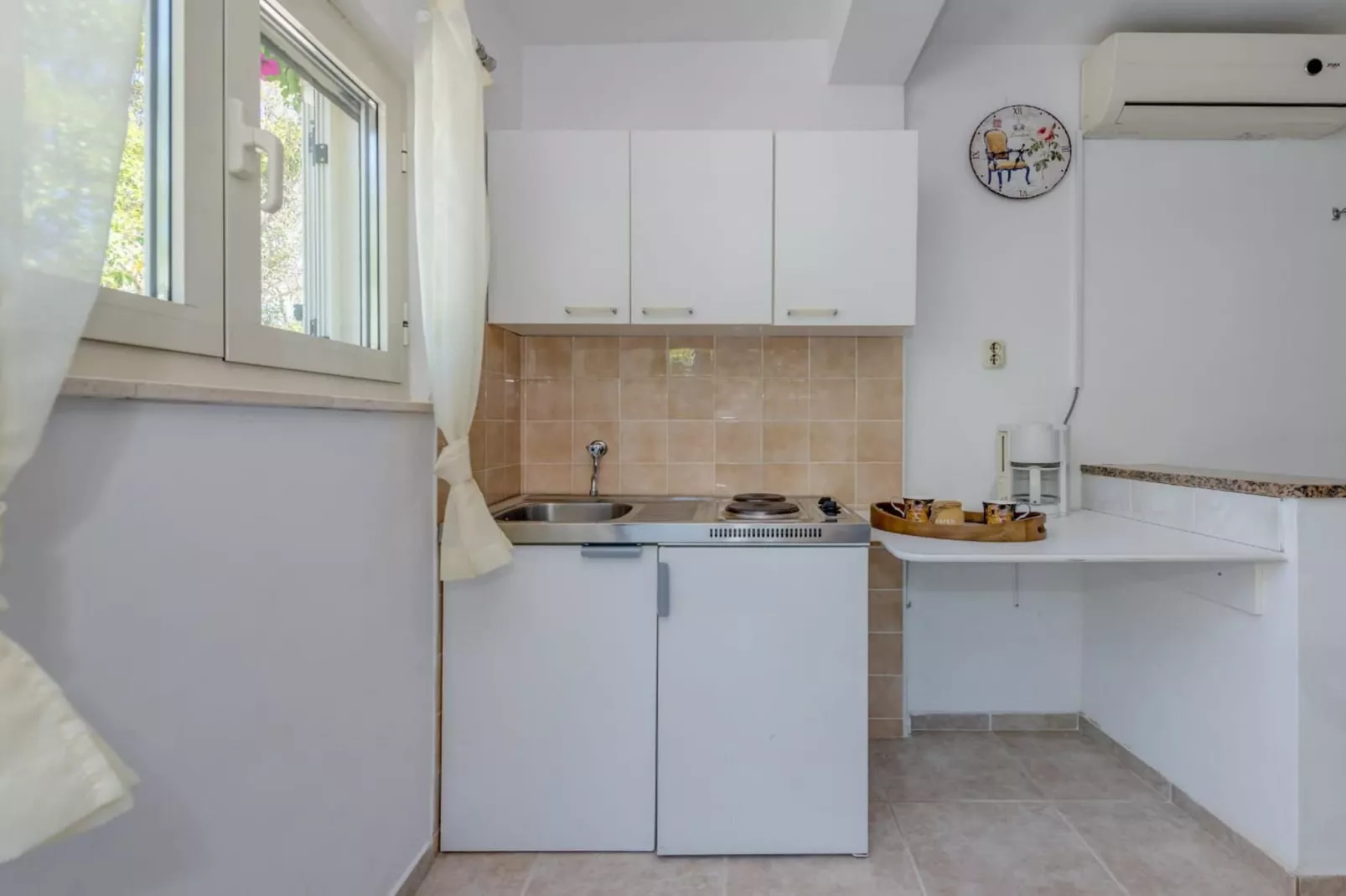 Seaside Getaway Holiday Home with Patio Slatine - Three Bedroom Holiday Home