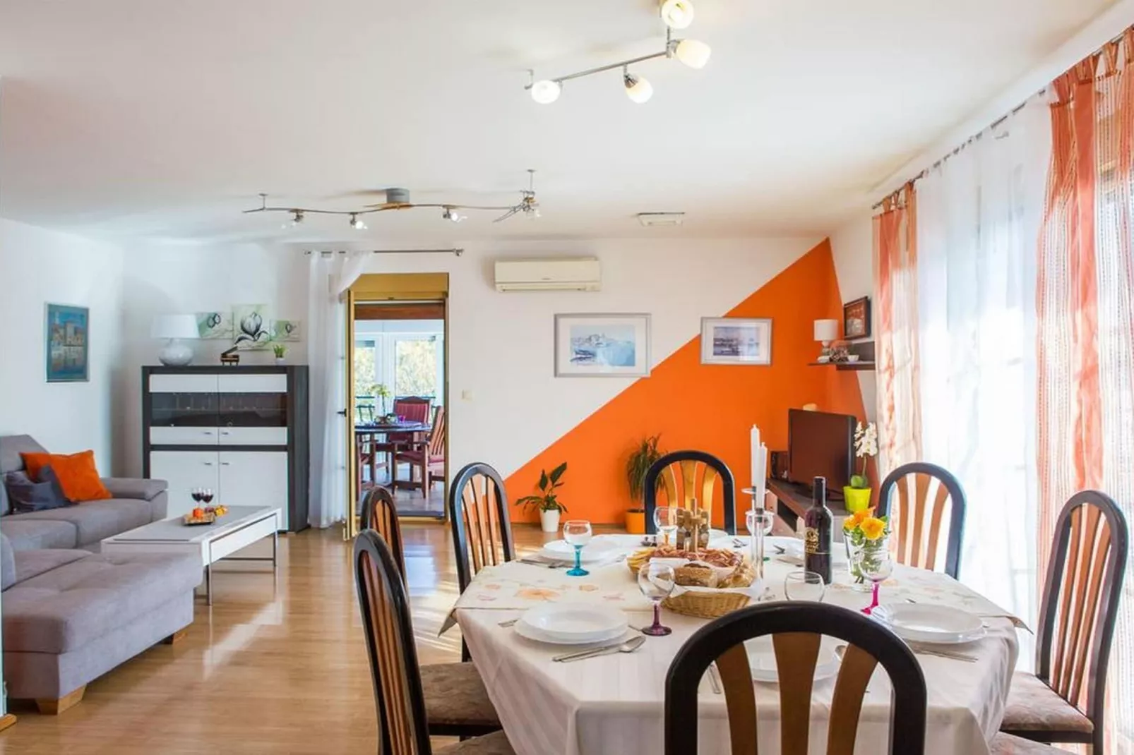 Spacious Holiday Home with Pool and Hot Tub in Kastel Stari - Four Bedroom Holiday Home with Pool