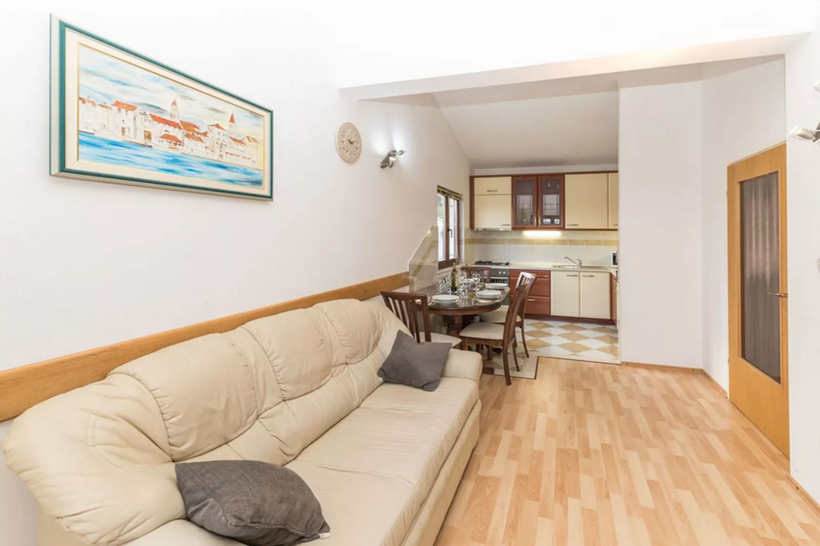 Relaxing Holiday Home with Pool, Fitness Area, and Entertainment Facilities - Six Bedroom Holiday Home