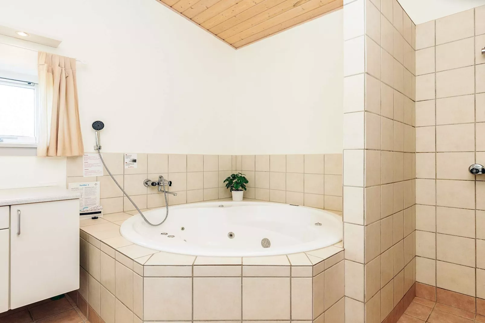8 Personen Ferienhaus in Faaborg-By Traum-Wellnessbereich