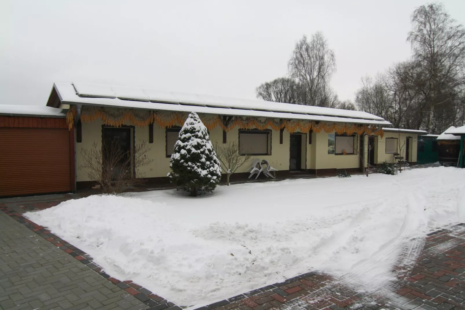 Reihenbungalow an einem Spreearm-Exterior in winter