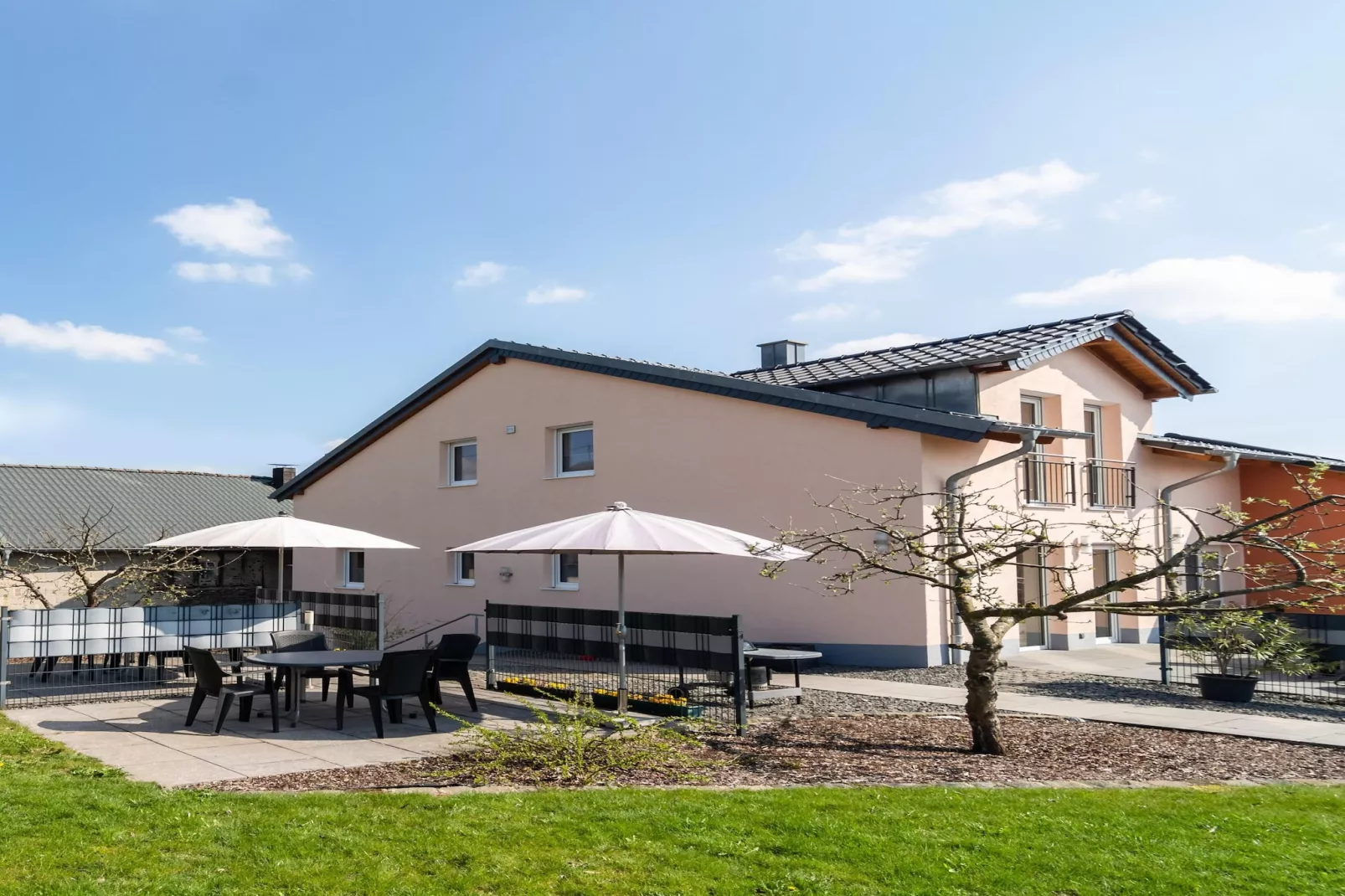 Maike OG-Exterior in summer