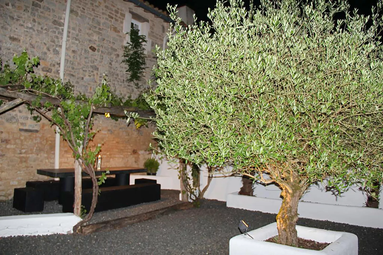 Maison fabuleuse avec piscine-Jardins en été