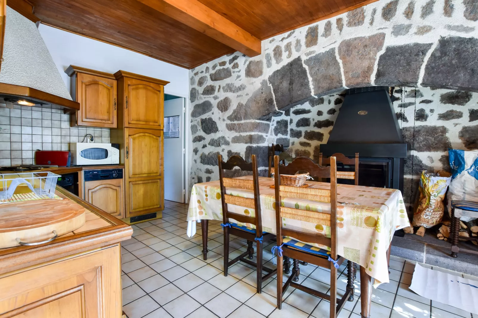 Maison près des volcans d'Auvergne-Esszimmer