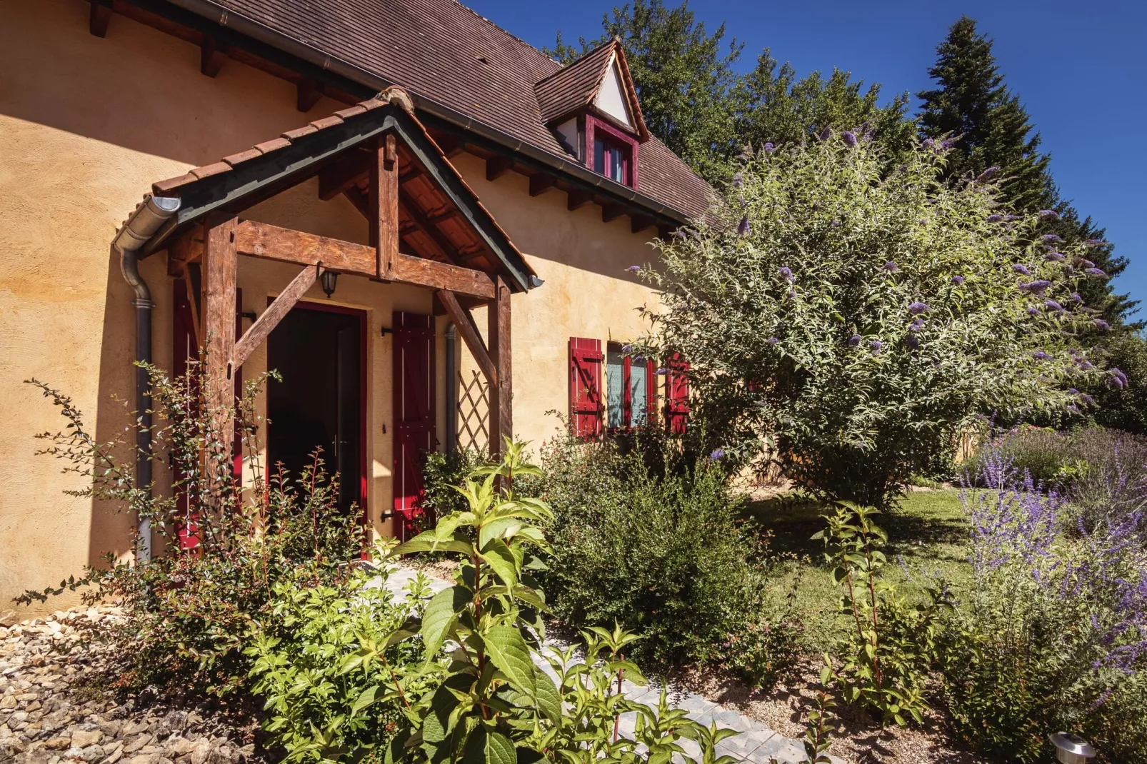Yves-Exterior in summer
