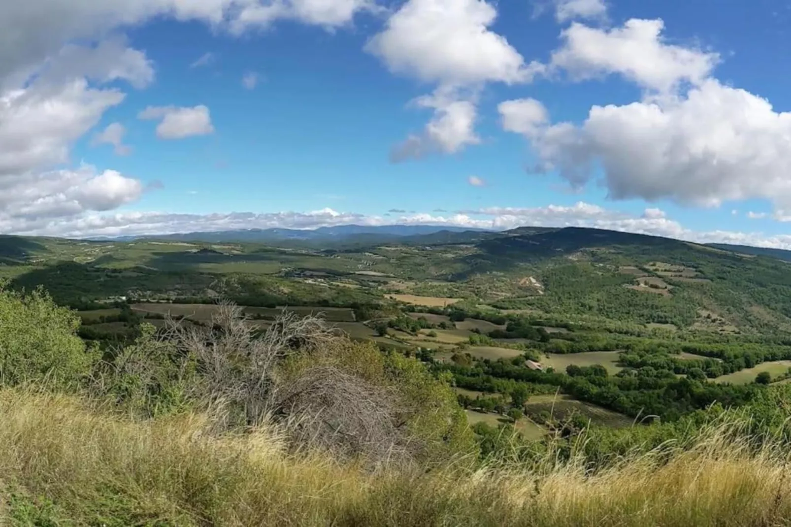 La Petite Colline-Areas within 20km in summer