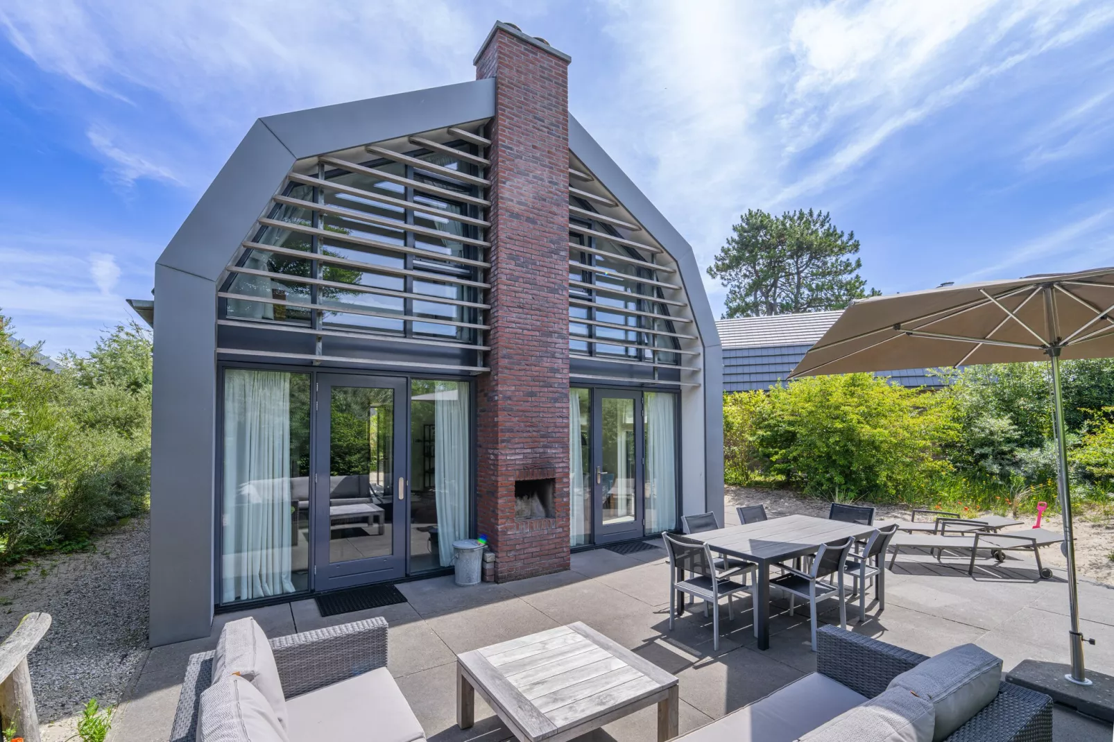 Villa Egmond-Exterior in summer