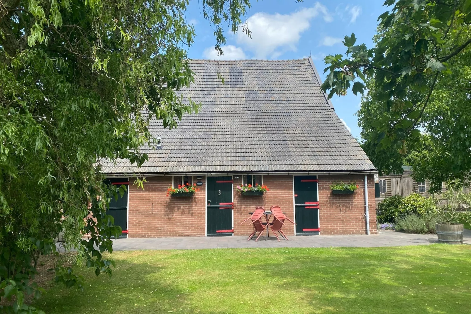 De Hofstede-Exterior in summer