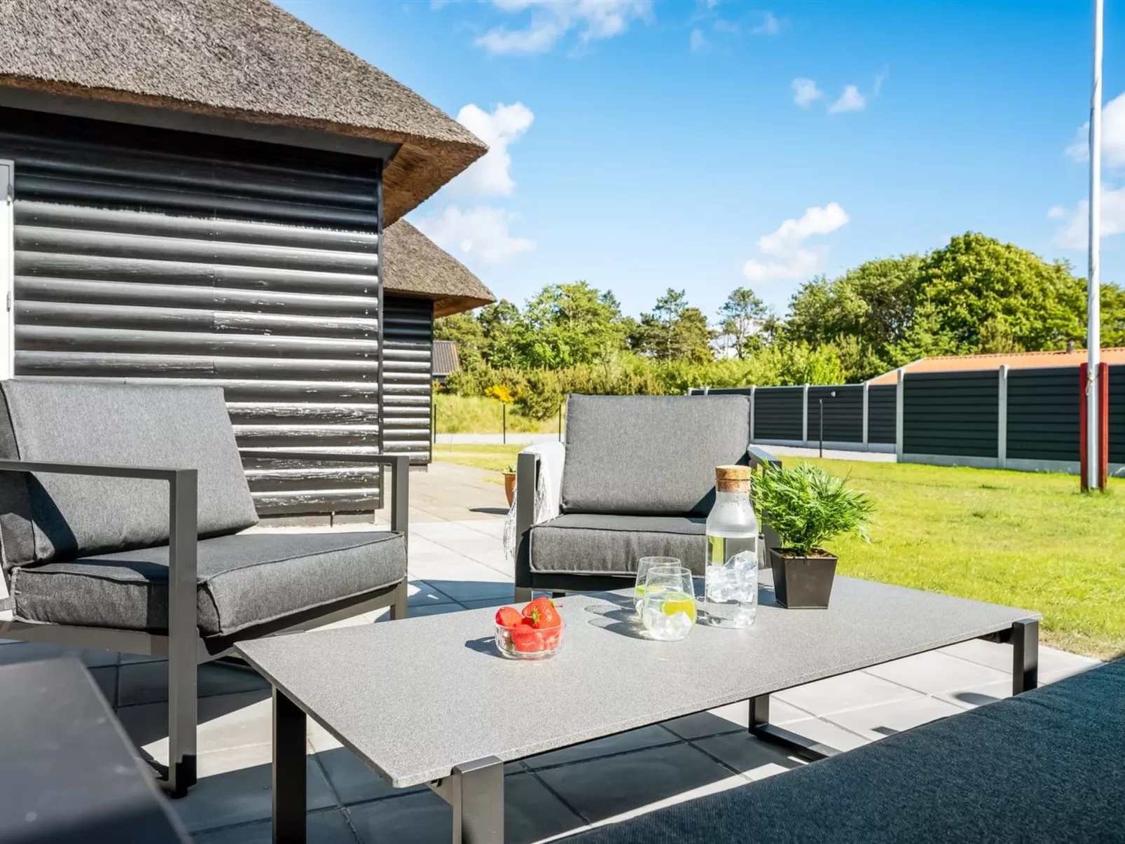 "Aila" - 1.4km from the sea-Dehors