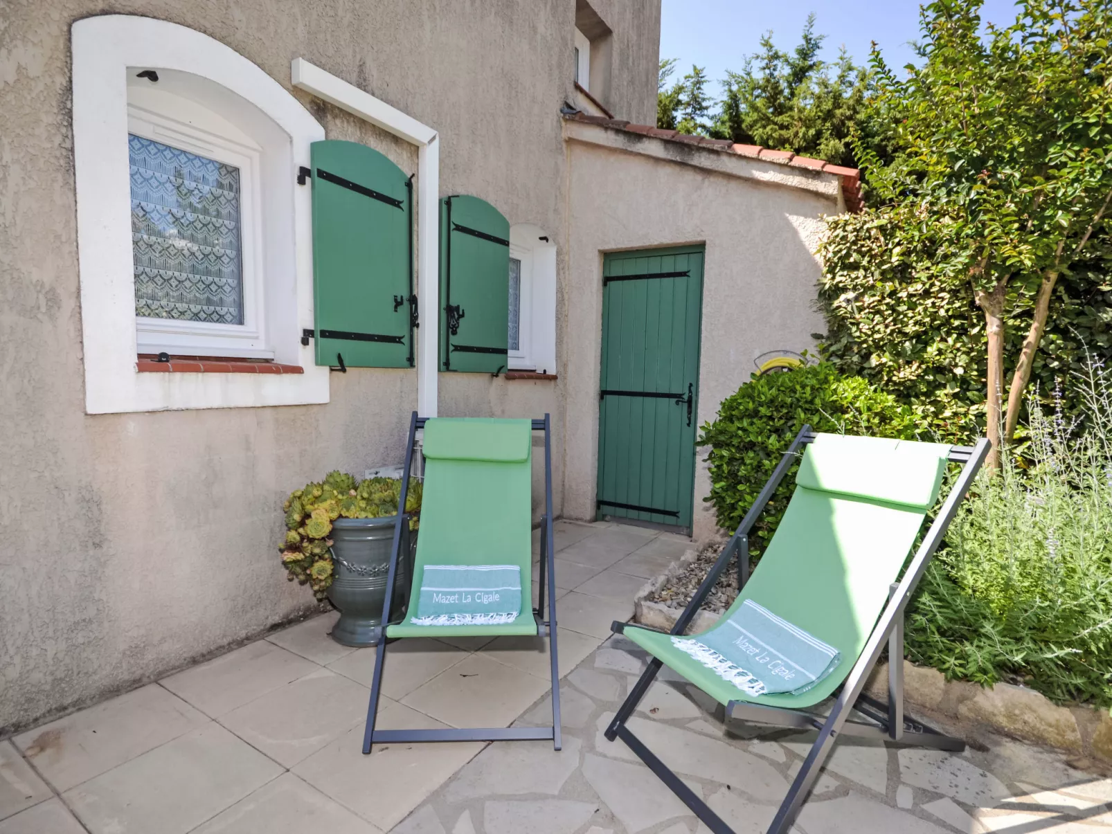 Val d'Alpilles-Outside