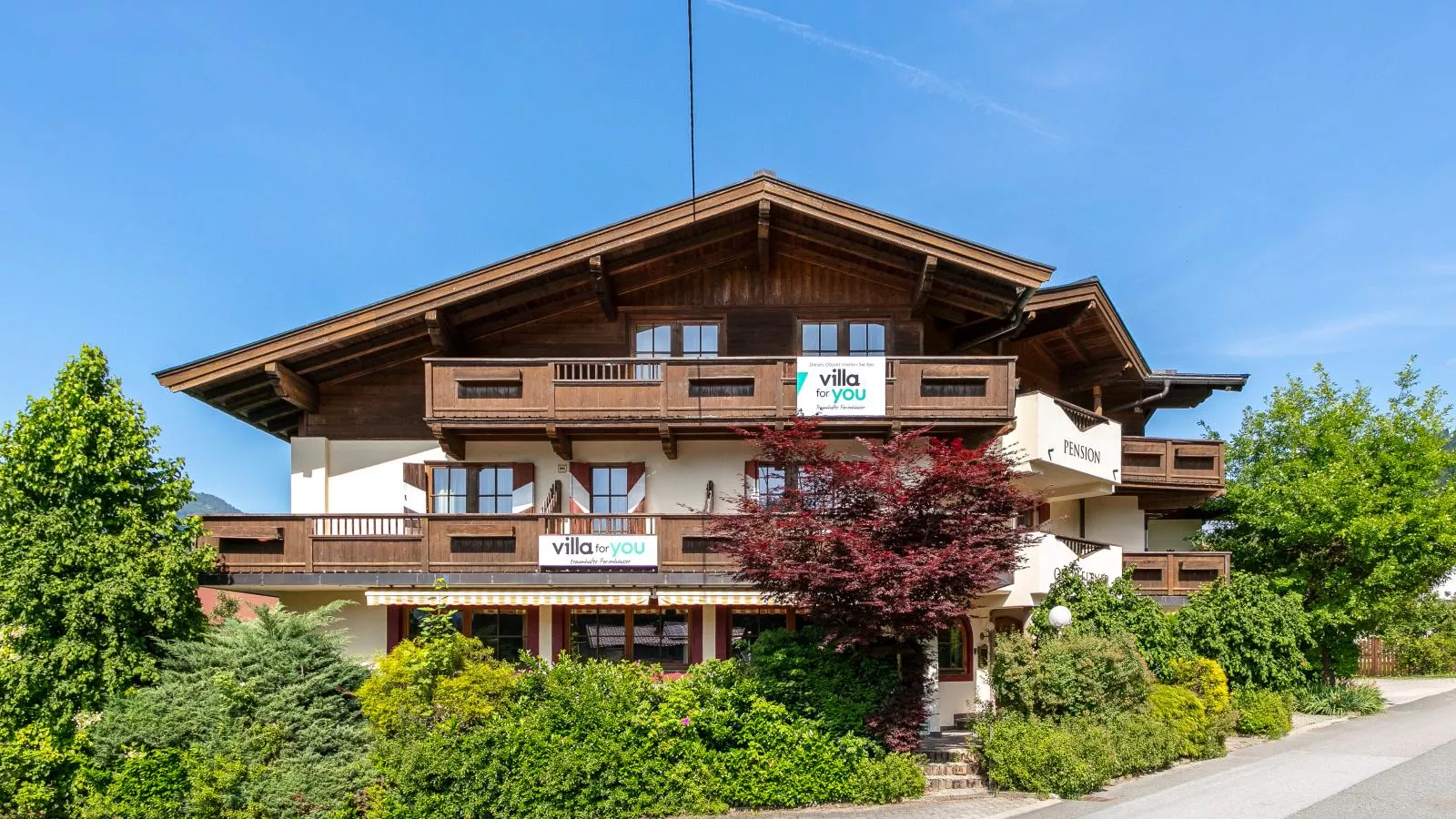 Oberleitner L-Exterior in summer