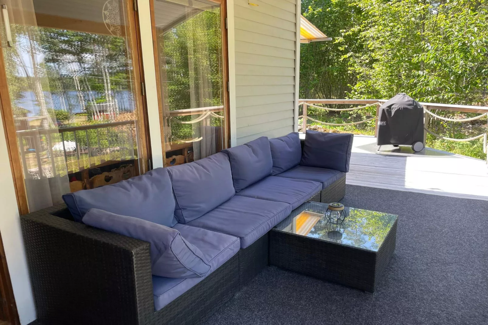 Bright Holiday House by the Lake-Outdoor