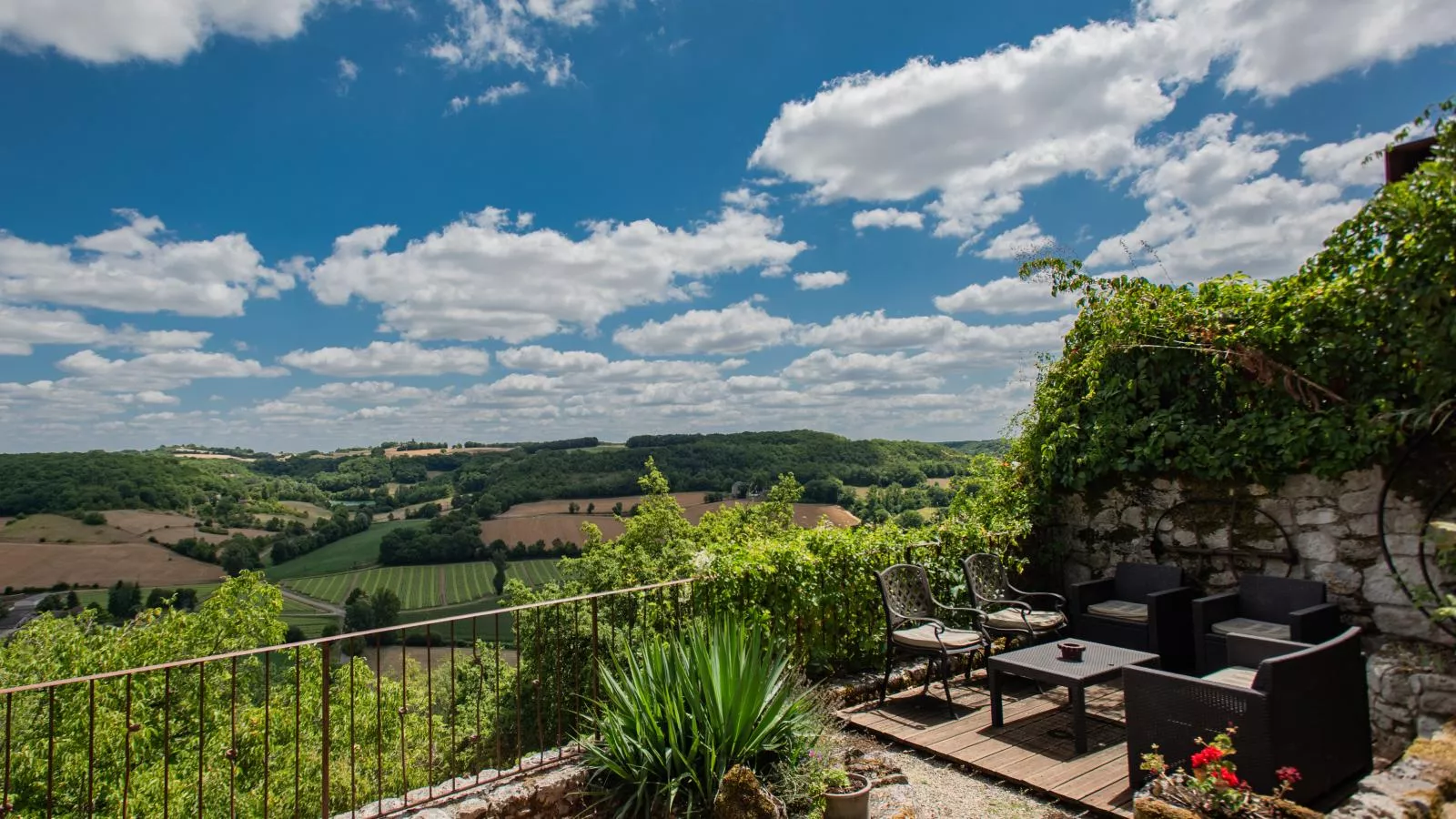 Les Roches de Roquecor-View in summer