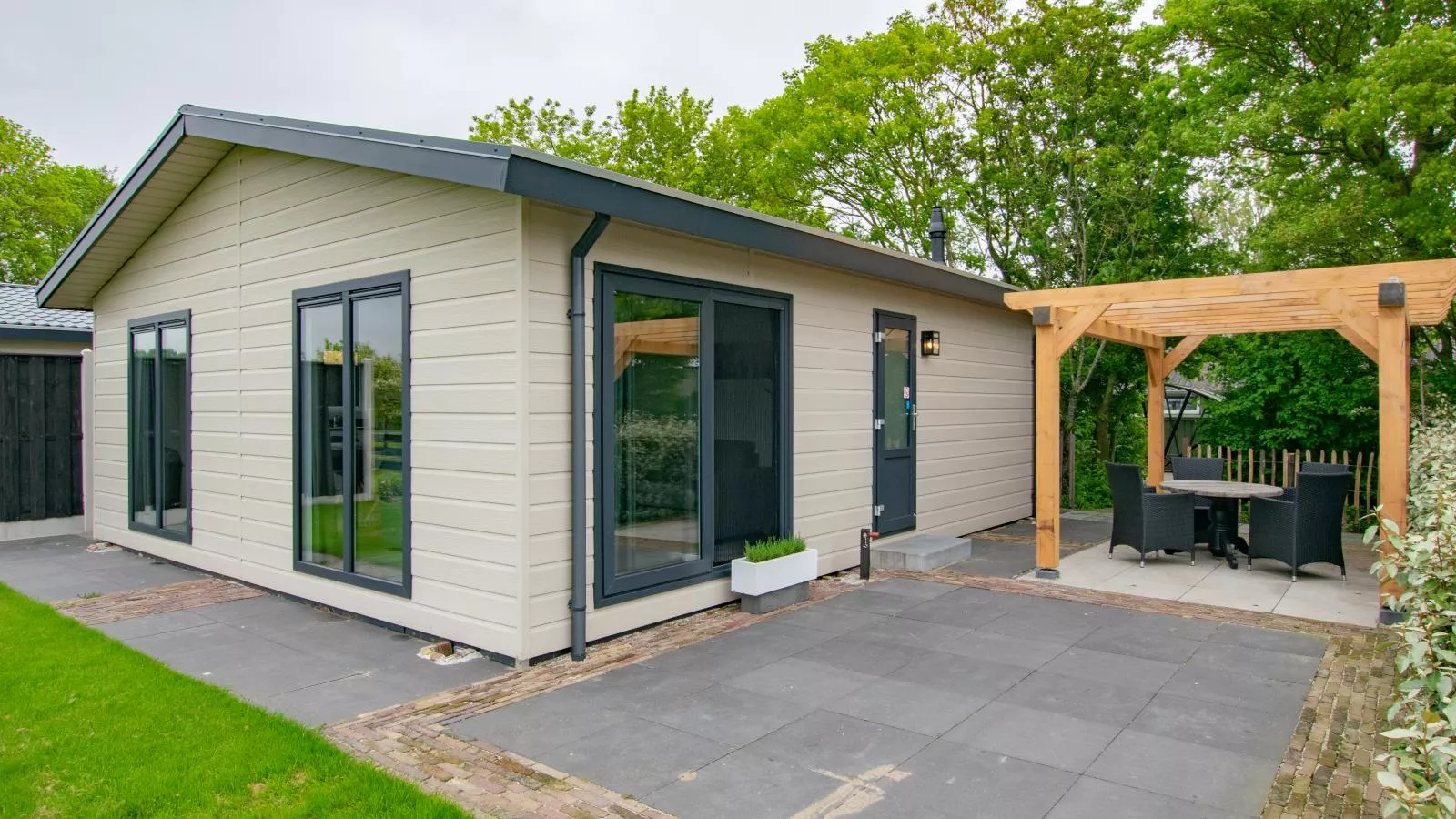 De Huismus-Exterior summer