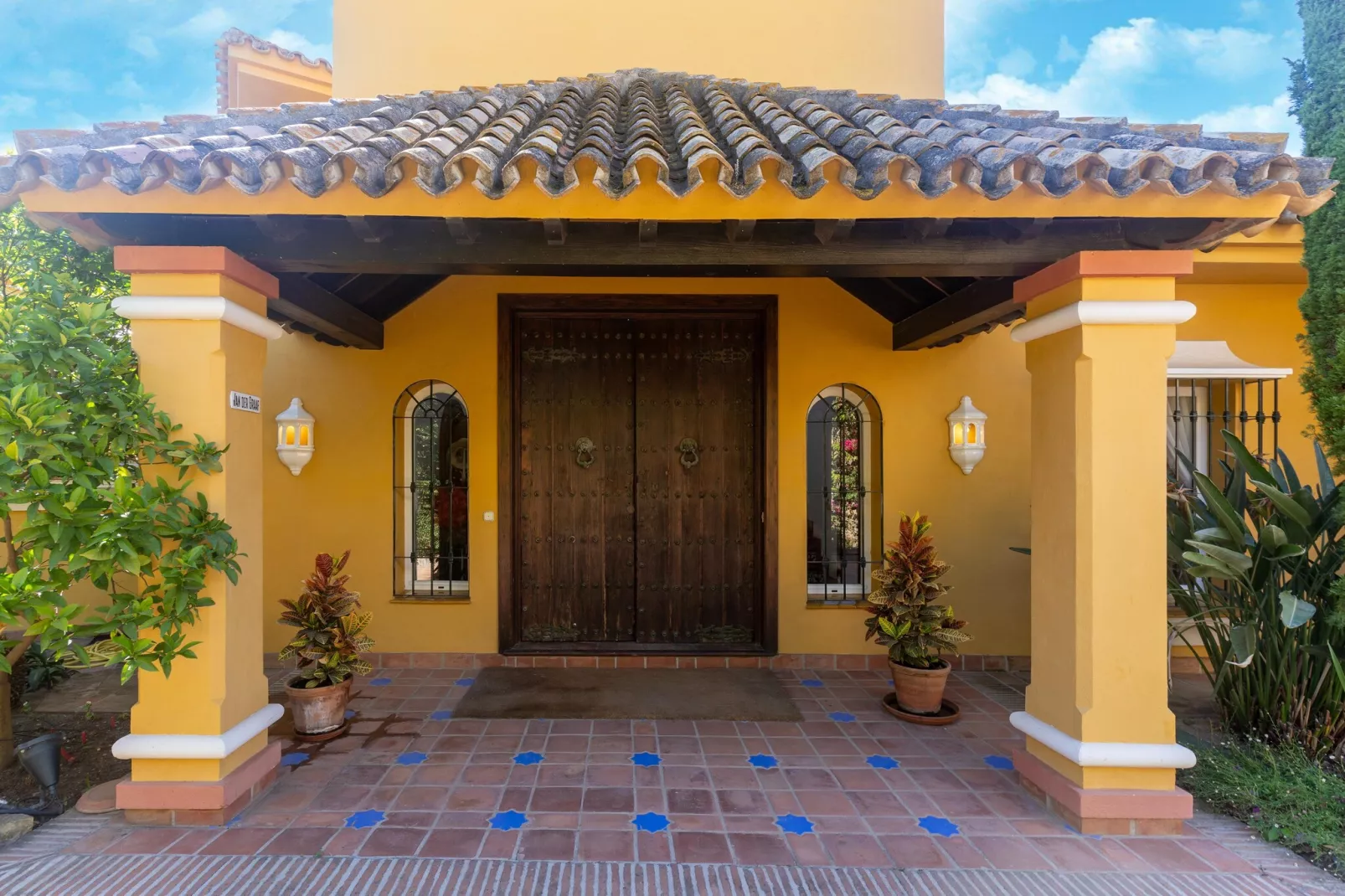 Casa Amarilla-Exterior in summer