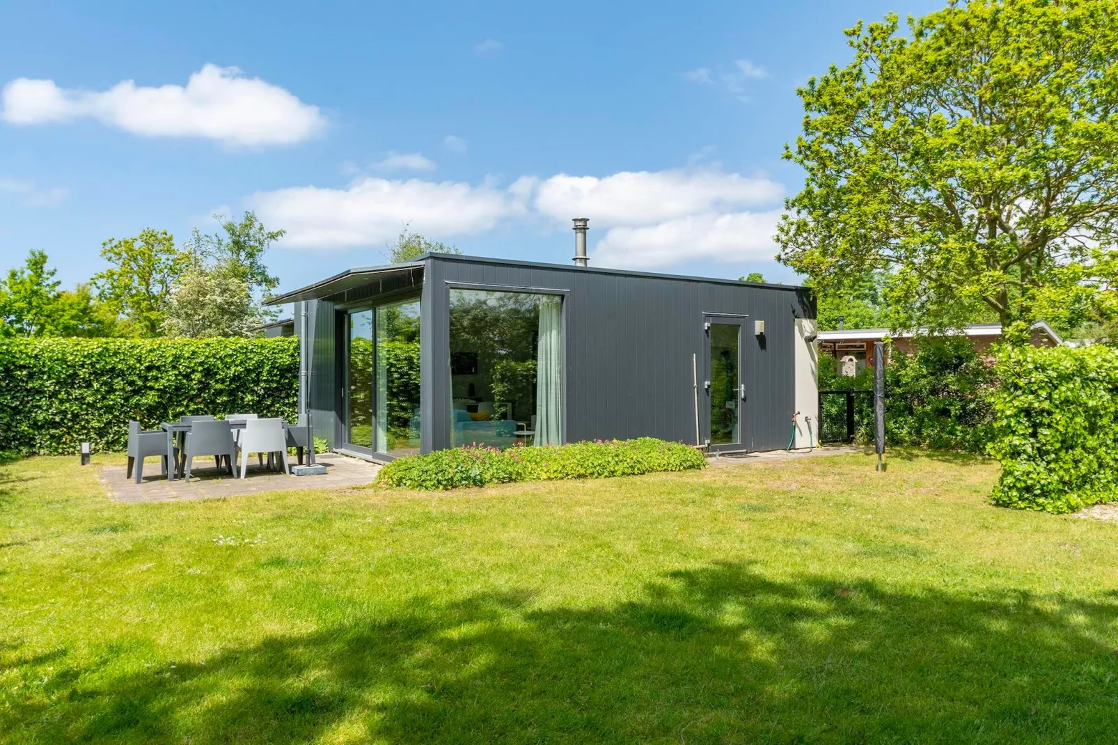 Bungalow Uitwaayer-Gardens in summer