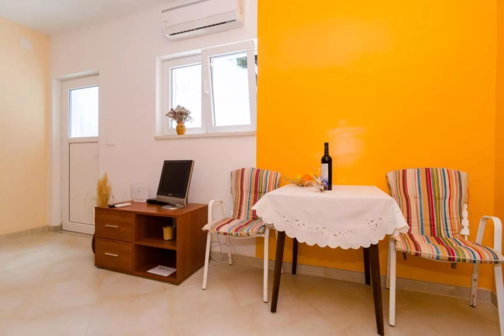 Apartments & Rooms Tapera- Comfort One-Bedroom Apartment with Terrace and Garden View ( NARANČASTI 1 )-Esszimmer