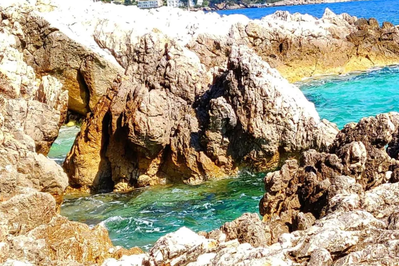 Apartments & Rooms Barišić - Double Room with Balcony and Garden View (First floor-Soba 8)-Ambiance