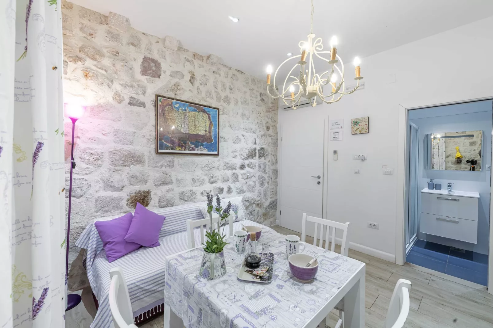 L & L Old Town Apartments - One bedroom Apartment (Lavander)-Dining room