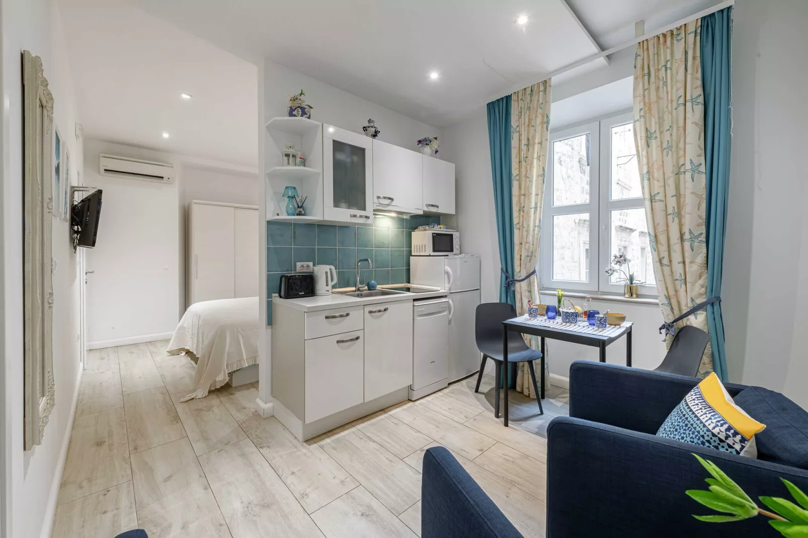 L & L Old Town Apartments - Studio Apartment ( Lacroma)-Wohnzimmer