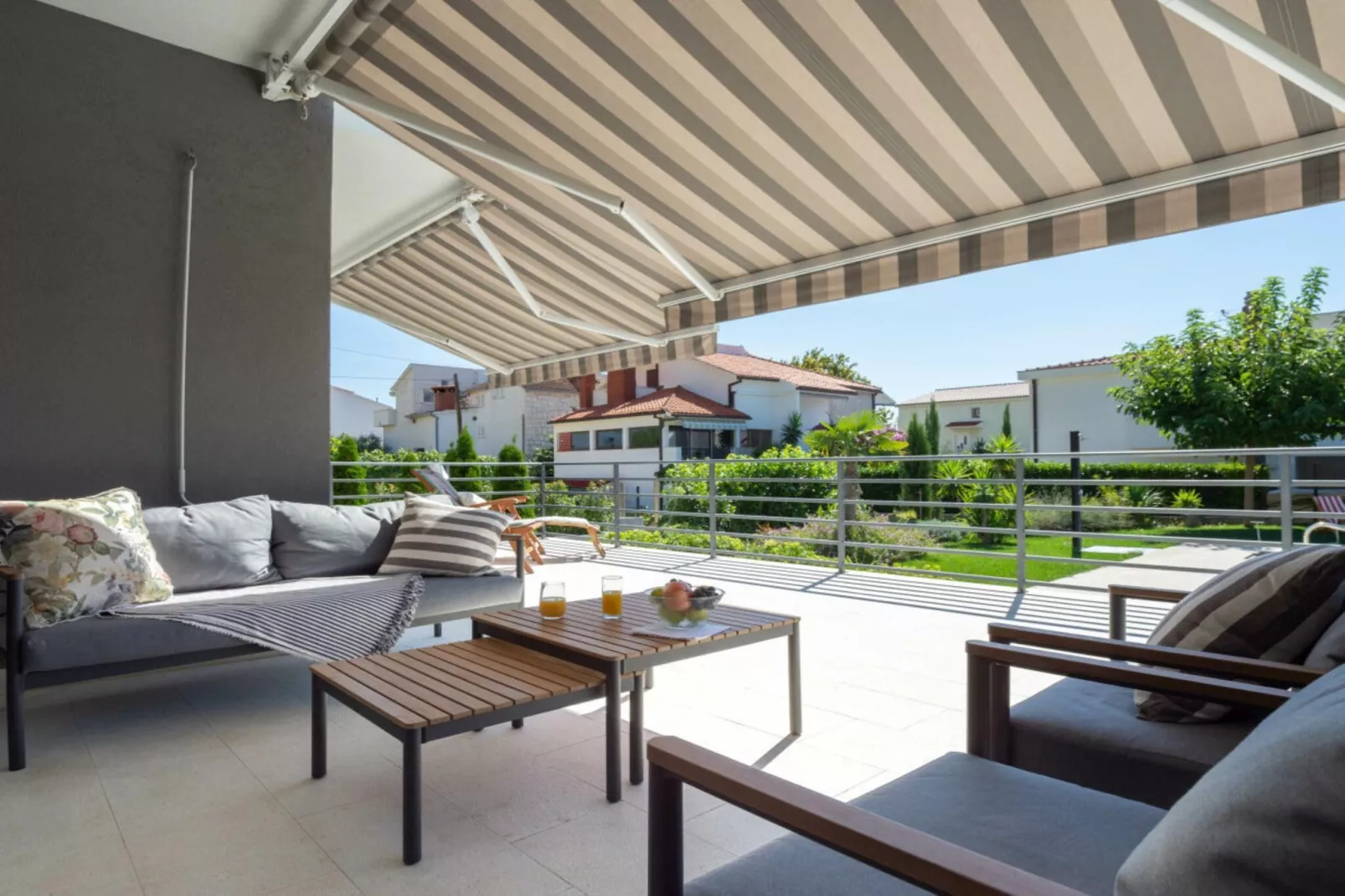 468555-Terrace balcony
