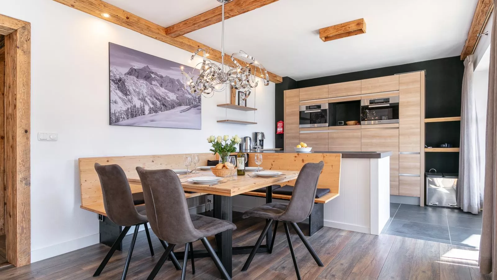 Kaiser Residence Top 1-Dining room