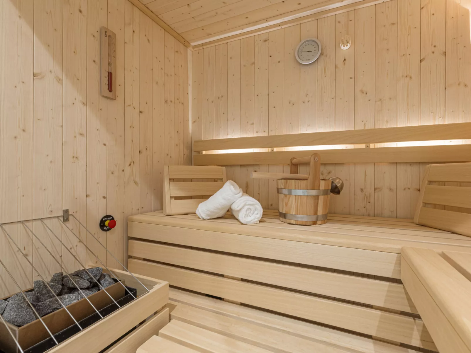 Mit 2 SZ & privaten Wellnessbereich-Dedans