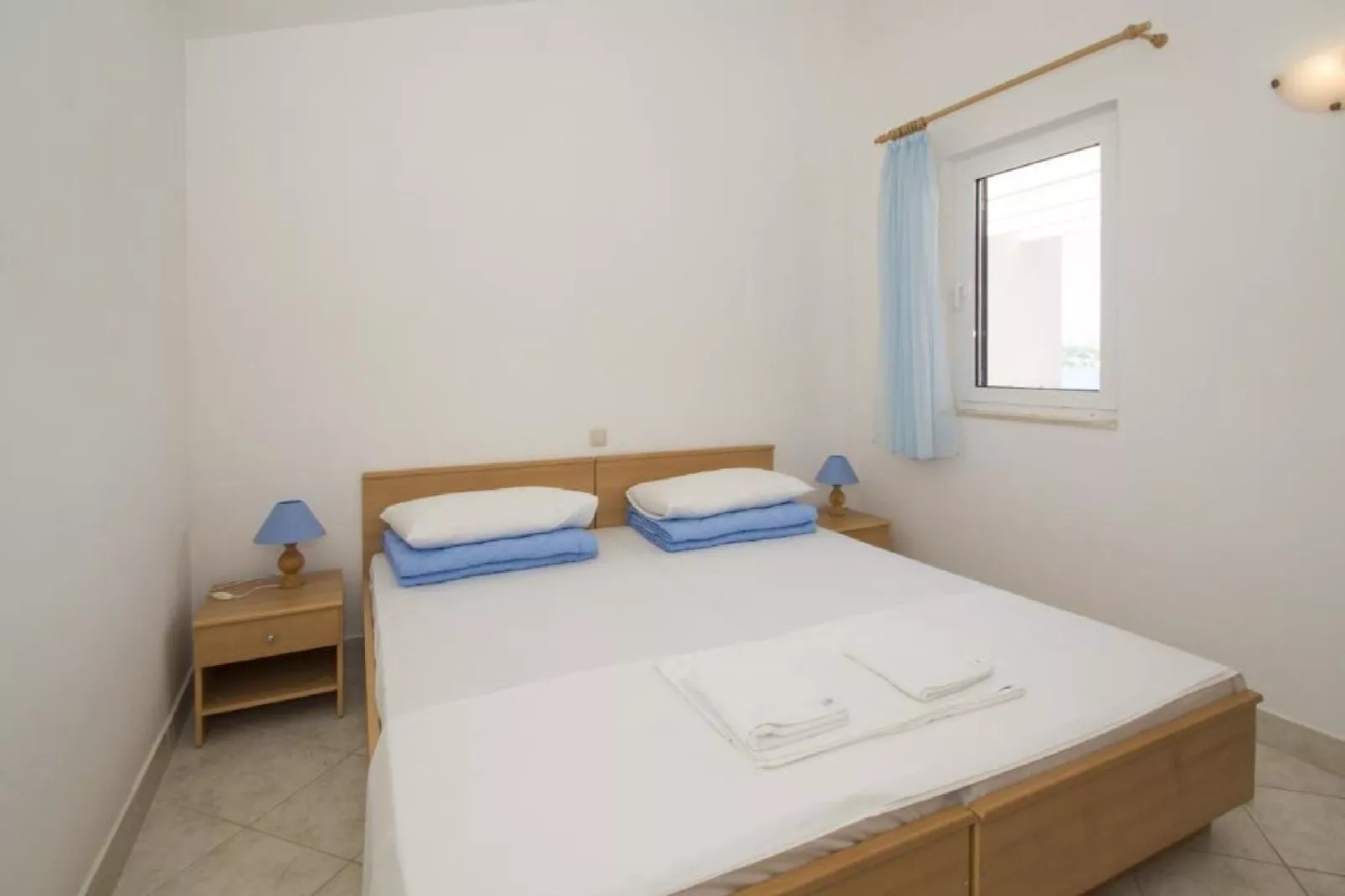 Lumbarda Resort Apartments - Standard One-Bedroom Apartment E7-Bedroom