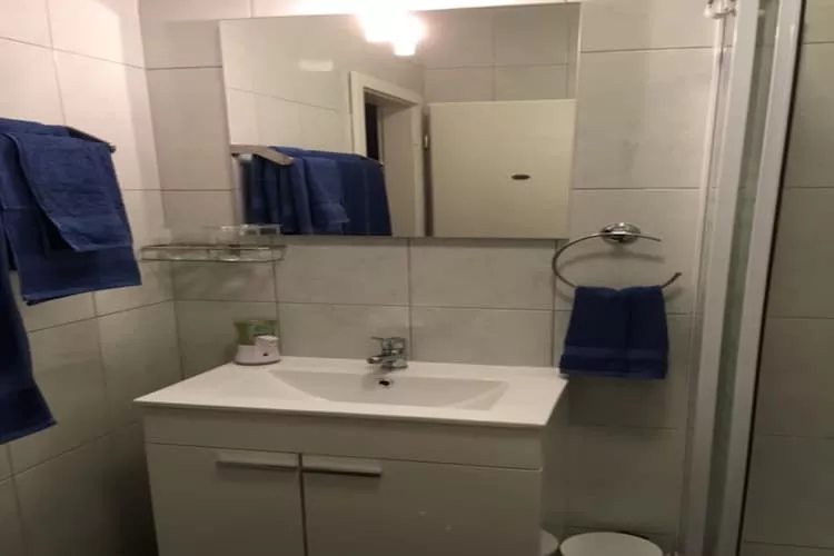 S&A Apartment - Two bedroom Apartment with Balcony-Salle de bain