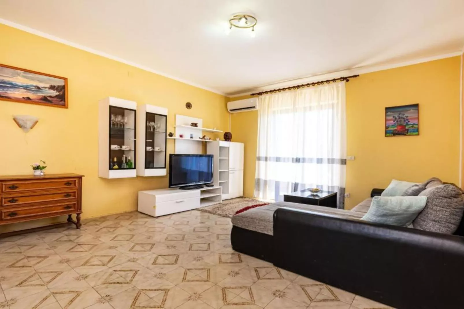 Apartment Serđa - Two Bedroom Apartment with Terrace-Wohnzimmer