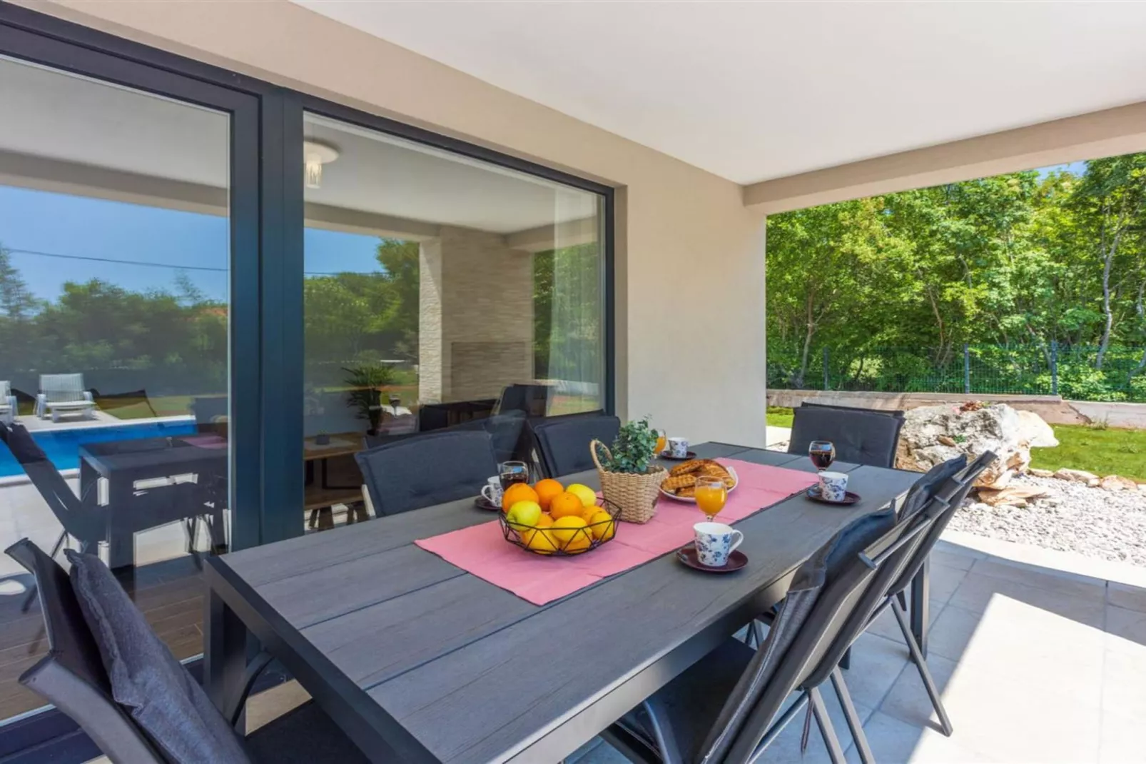 Three Bedroom Villa with Swiming Pool-Salle à manger