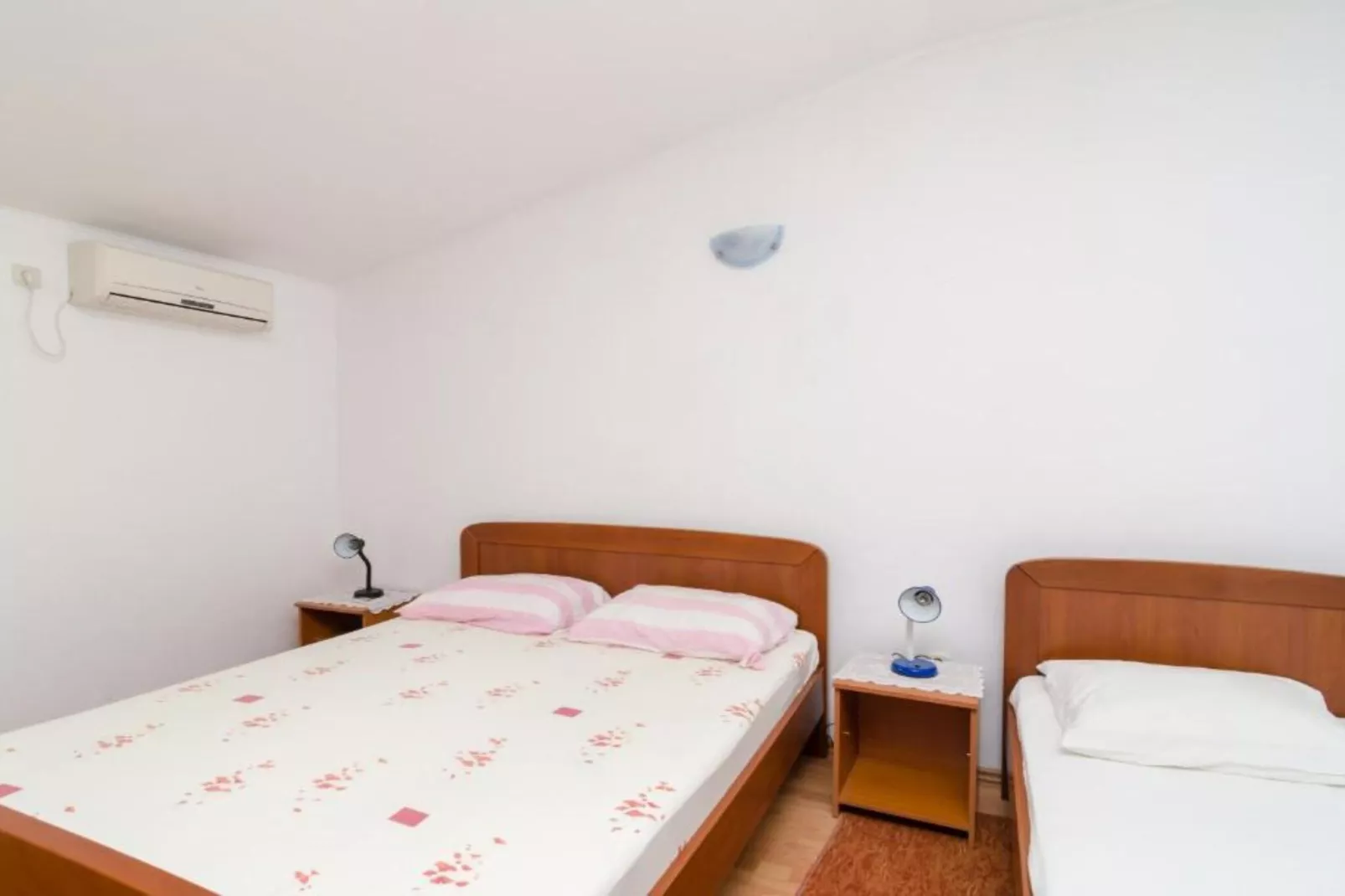 Guest House Sobra 38 - Studio with Balcony and Sea View-Chambre