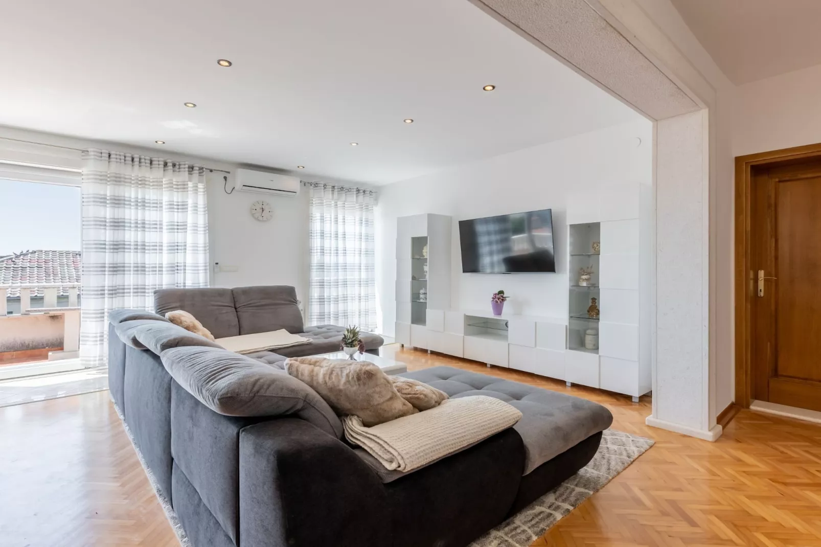 Apartment Merita - Two Bedroom Apartment with Balcony-Wohnzimmer