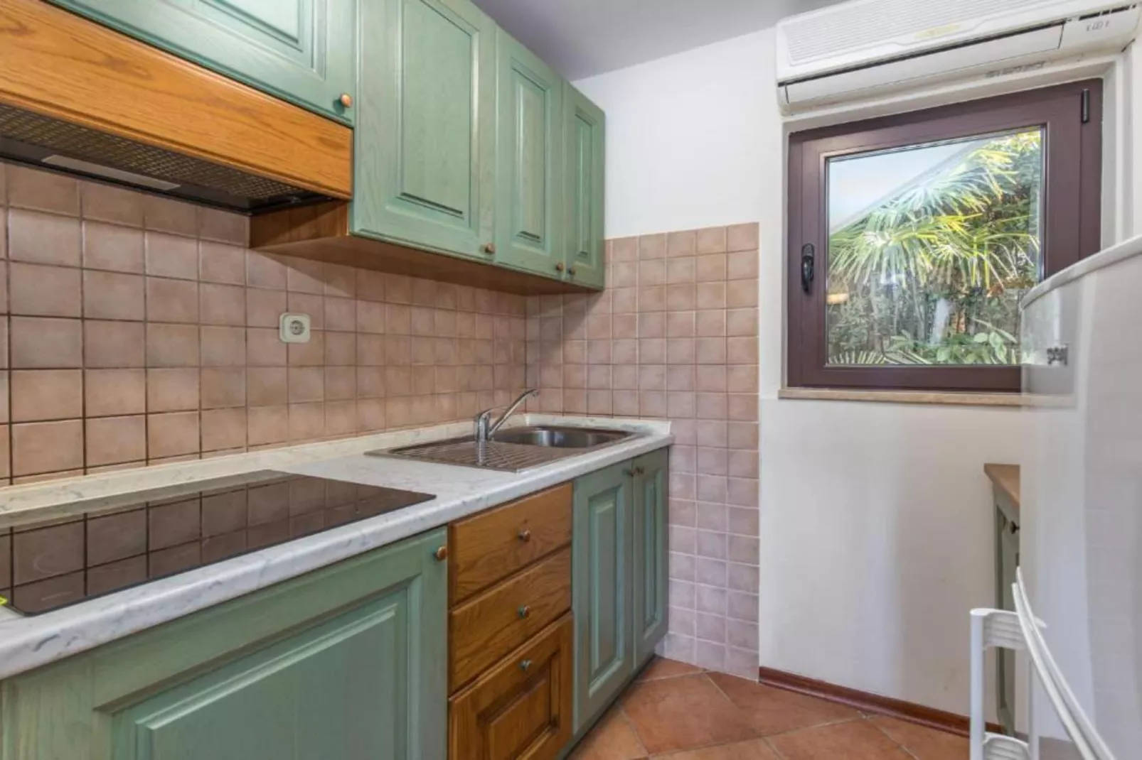 Apartment Villa Mirna - One Bedroom Apartment with Balcony and Garden View-Kitchen