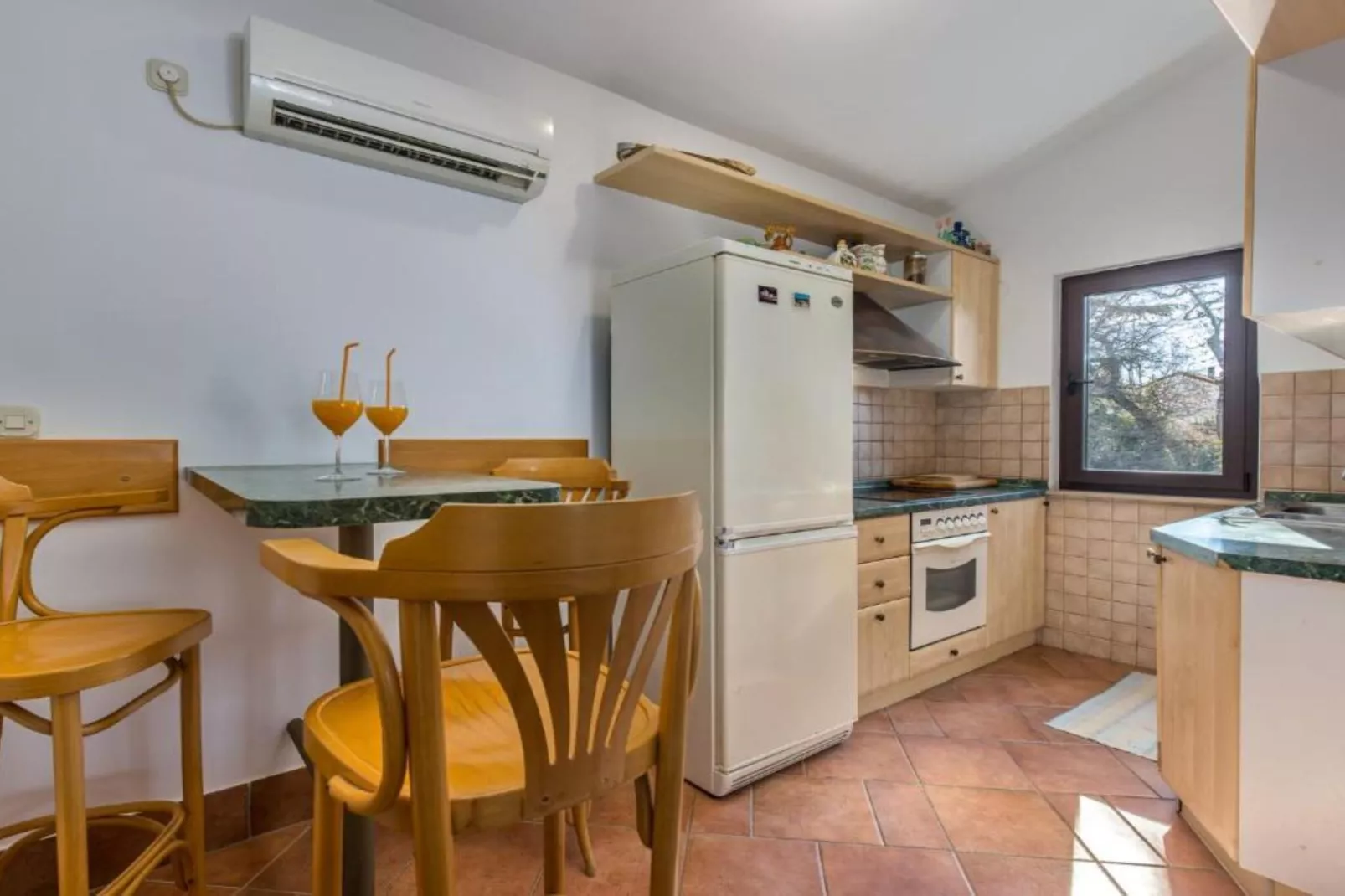 Apartment Villa Mirna - Three Bedroom Apartment with Balcony and  Sea View-Kitchen