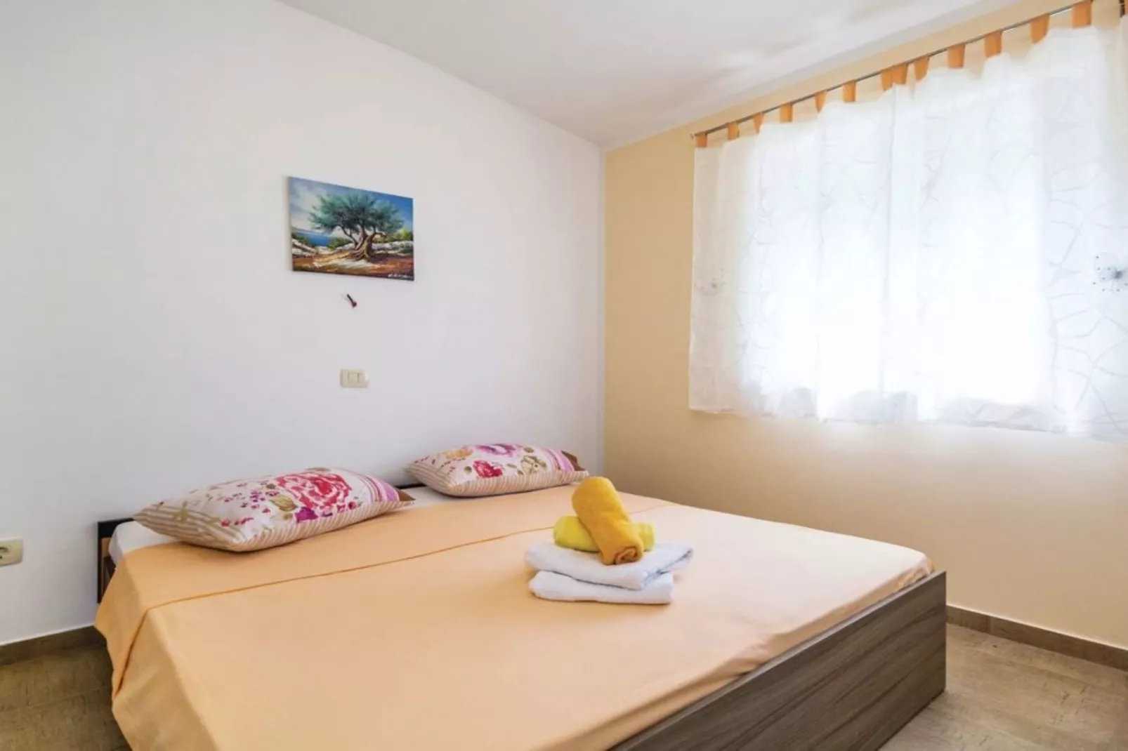 Cozy One Bedroom Apartment with Terrace - One Bedroom Apartment-Chambre